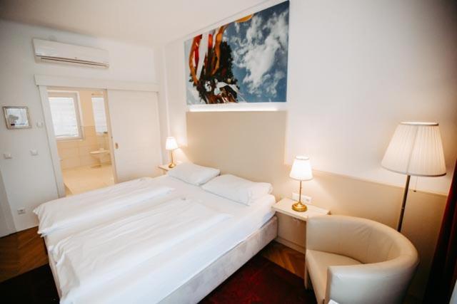 Boutique Hotel Goldenes Lamm Villach Exterior photo